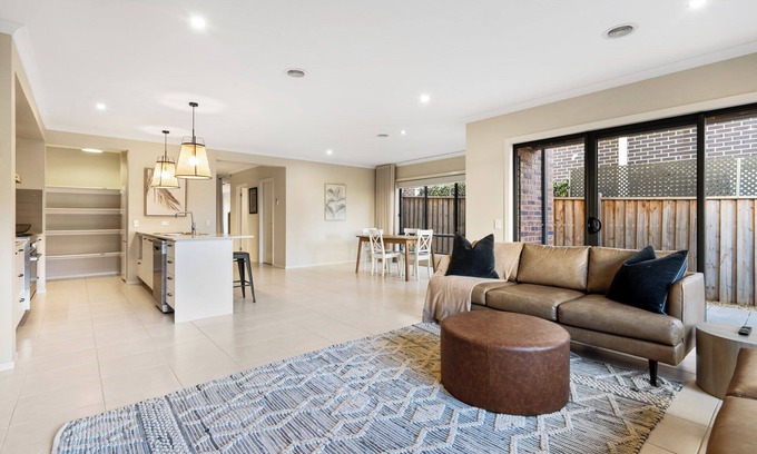 North Geelong Casa | North Geelong Getaway Modern 4-Bedroom Home