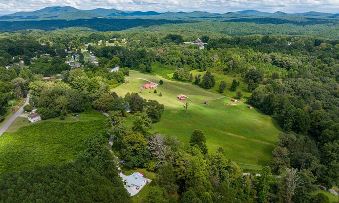 Blue Ridge Cabaña | North Georgia Cottage minutes from Blue Ridge and McCaysville!