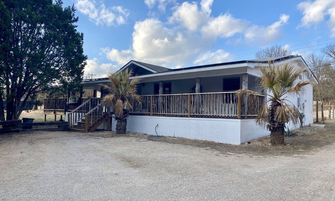 Ingram Casa | North House, 3BR/2BR, Sleeps 12, Wrap-Around Porch, Grill, Firepit
