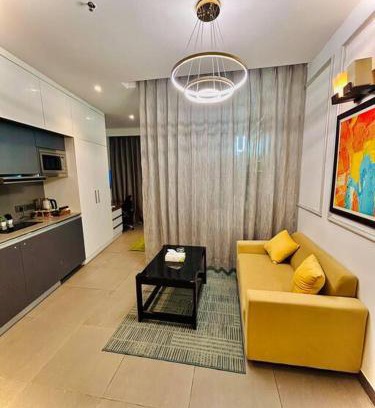 Noida Apartamento | North india tallest building near airport