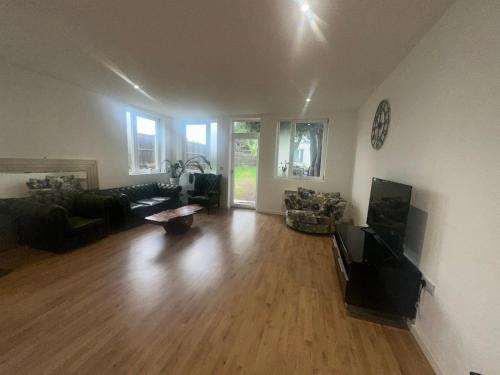 Bounds Green Casa | North London A spacious 7 bedroom house accommodating up to 18 people complete with own gym and table tennis