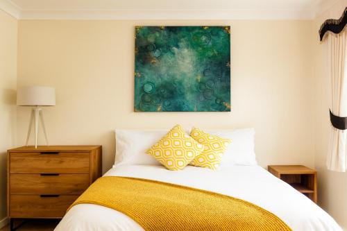Ponders End Casa | North London Holiday home, Driveway Parking, BBQ and Indoor Jacuzzi hot tub