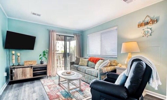 Crescent Beach Apartamento | North Myrtle Retreat, 2bd 2ba apartment in 3unit building 1-block from the Beach