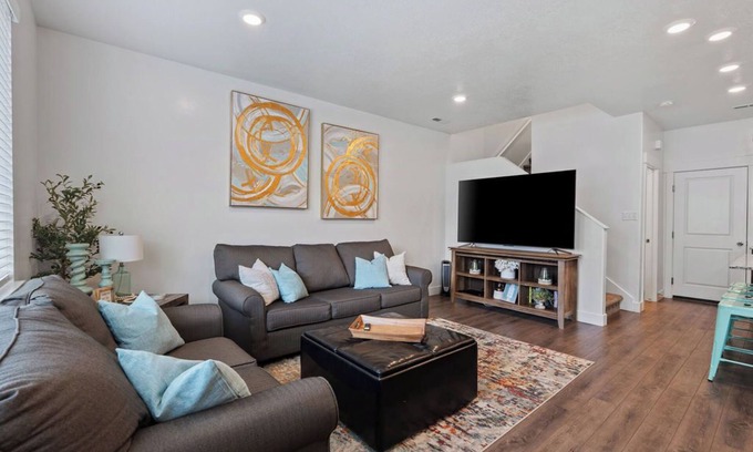 North Ogden Casa | North Ogden Townhome \ Near Ski Resorts & Pet Friendly!