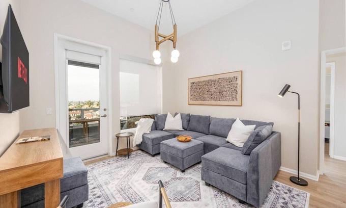 North Park Apartamento | North Park Penthouse~King Beds~Workspaces~Parking~Near Zoo, Balboa Park!
