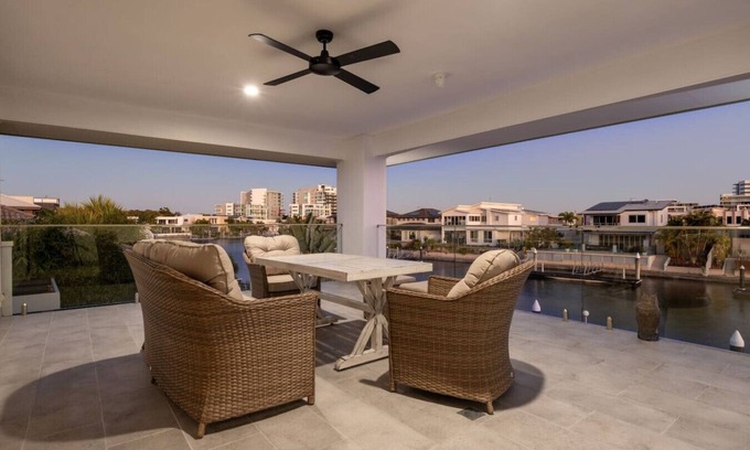 Biggera Waters Casa | North Quay Waterfront Family Holiday Home + Pool