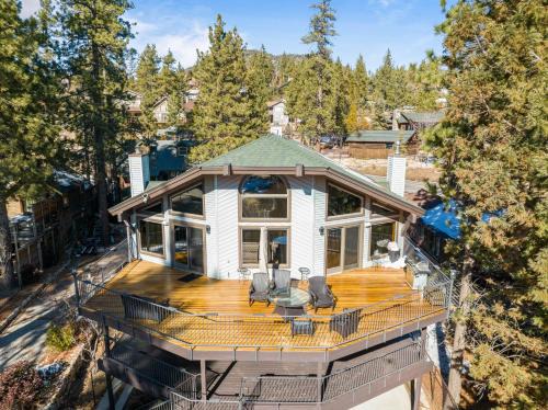 Fawnskin Casa | North Shore Lakefront - Spacious Lakefront with Hot Tub, & Game Room