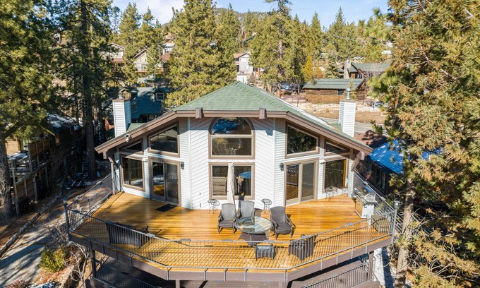 Fawnskin Casa | North Shore Lakefront - 6 Bedroom Lakefront - Game Room, Views, AC