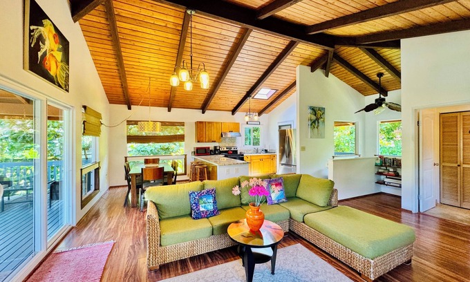 Wainiha Casa | North Shore Retreat Haena. Walk to beach, restaurant, bar, cafe. Dog Friendly!