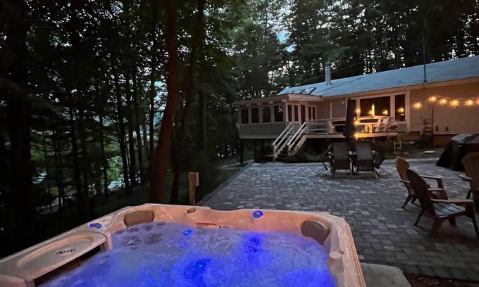 Sparrow Bush Casa | North Star Ranch in the Woods. Secluded, fast wifi, hot tub & many amenities.