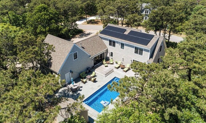 North Truro Casa | North Truro - Tax Free! Heated inground pool. Walk to bus. Central A/C.