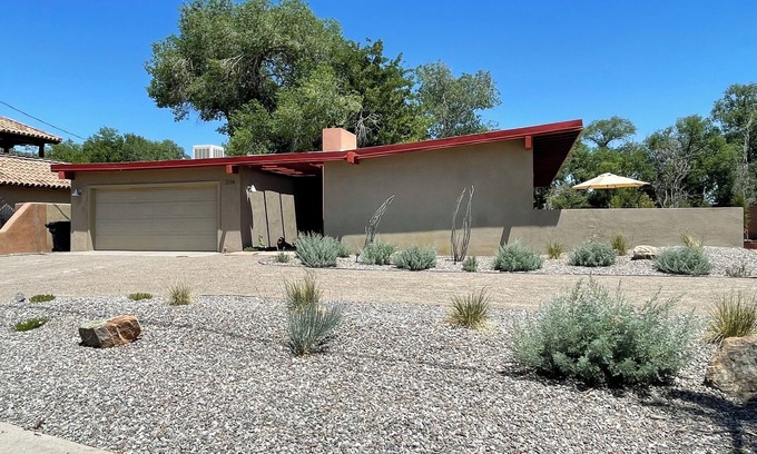 Rio Grande Blvd Casa | North Valley Mid Century Modern Retreat