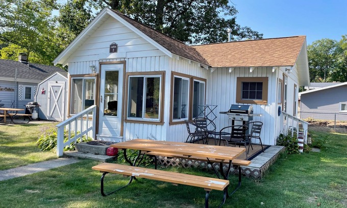 Prudenville Cabaña | North View Cabins #2 - Cozy 2Bed/1Ba Cabin with Private Deck on the Lake!