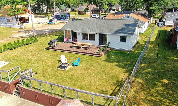 Prudenville Casa | North View Cabins #3 - 2Bed/1Ba Waterfront Cabin on Houghton Lake!