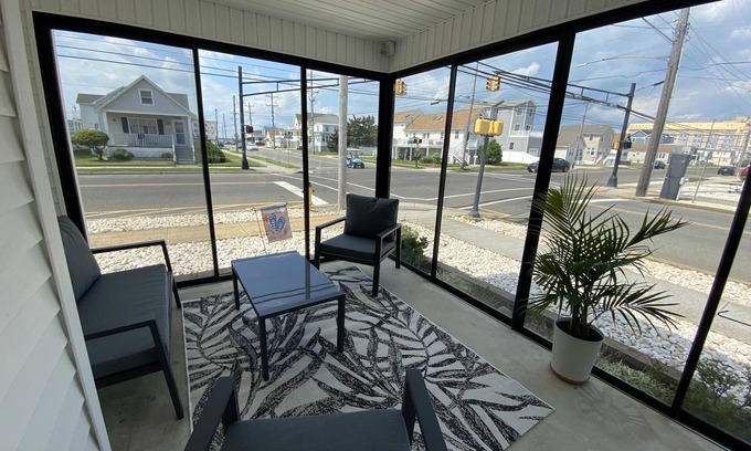 North Wildwood Casa | North Wildwood single family house with deck and relaxing porch!