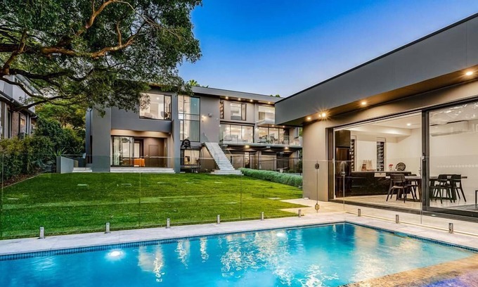 Northbridge Casa | Northbridge House - Architecturally designed home situated in Sydney's Lower North Shore suburb of Northbridge with pool & tennis court