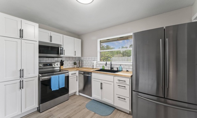 Southpoint Casa | This house is a 3 bedroom(s), 2 bathrooms, located in Jacksonville, FL.