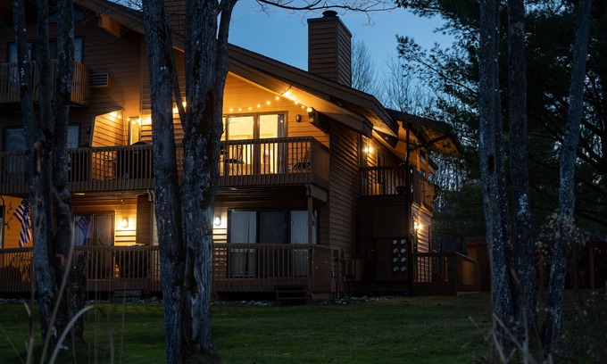 Mancelona Condominio | Northern Michigan paradise! sleeps 7 KING bed. Private association outdoor pool