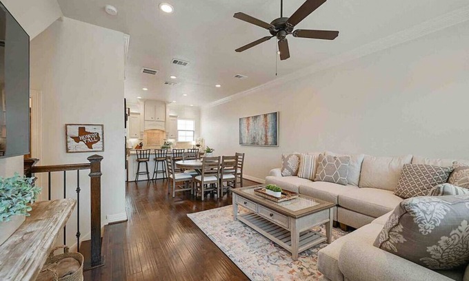 College Station Casa | Northgate Nest Cozy & Convenient 2BR 3BA Office Steps from A&M