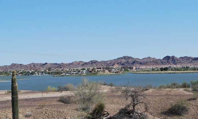 Yuma Casa | Escapada a orillas del lago Martinez North Shore, rampa / muelle privado, gancho opcional para RV