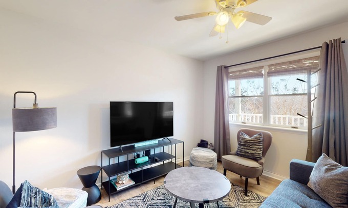 Caine Woods Condominio | Northside condo near the beach with private balcony, full kitchen, AC, & W/D
