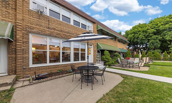 Budlong Woods Casa | Northside FAMLYNEST - Lincoln Sq - 4BR/1.5BA/2P - Rare find