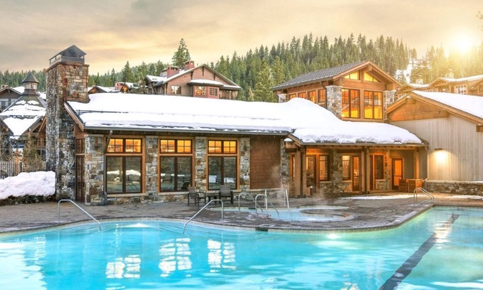Truckee Complejo | NorthStar Lodge at Lake Tahoe in walking distance to ski lifts!