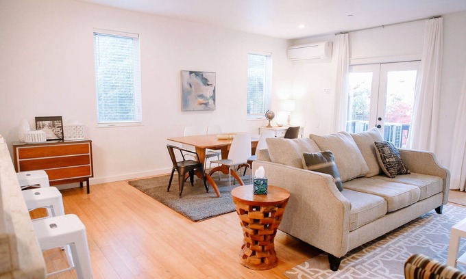 Uptown Condominio | Gran ubicación NW! ¡Estacionamiento gratis! Condo más nuevo Walk Score 95!