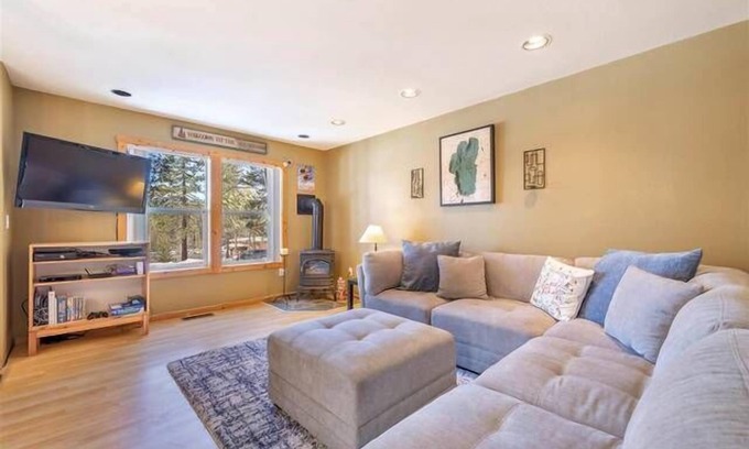 Truckee Casa | Northwoods Condo - by Tahoe Getaways- 2 BR MONTHLY Rental - Walk to HOA Pool, Gym, Tennis