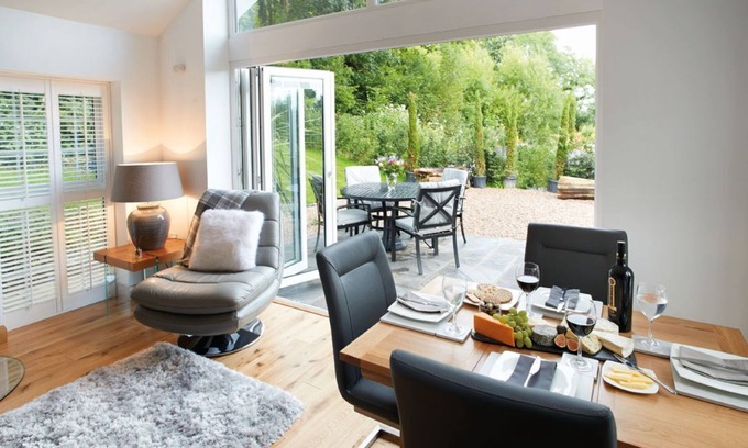 Pencoed Casa | Nos Da es una cabaña contemporánea con capacidad para cuatro personas que ofrece la escapada tranquila ideal en el sur de Gales.