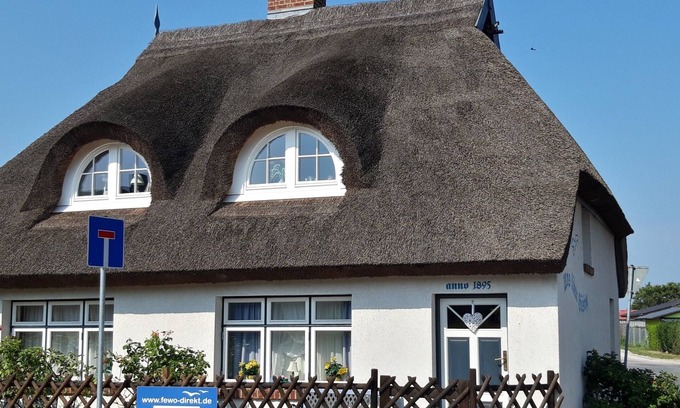 Spandowerhagen Casa | Nostalgia en una casa de vacaciones romántica con techo de paja y chimenea frente a la isla de Usedom