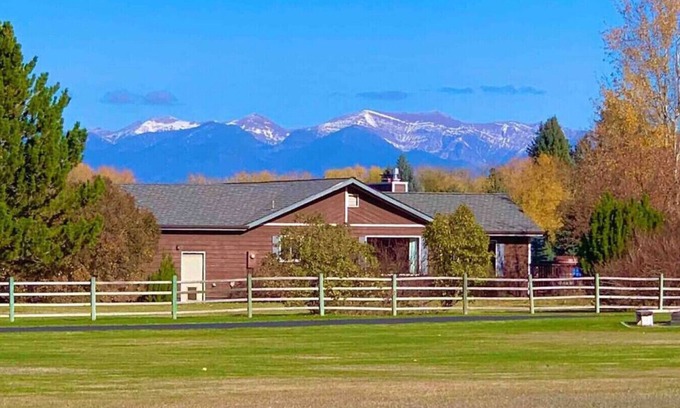 Four Corners Casa | Rocking H Ranch:10 min to Bozeman Main St. /Hot tub/Gameroom/Sleeps 8 in 3 rooms