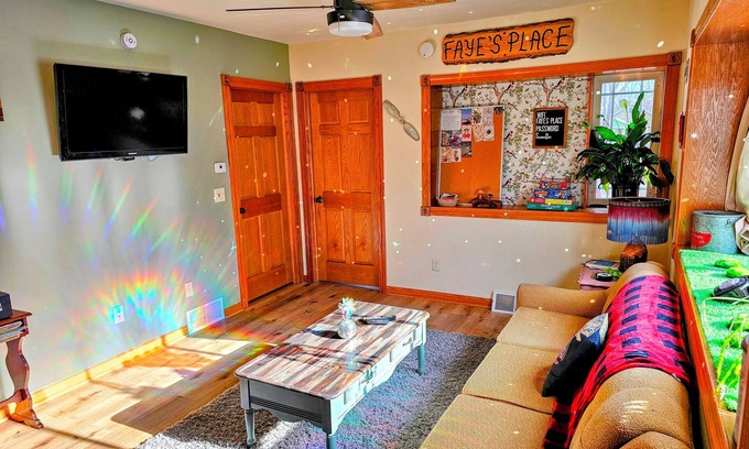 La Crosse Casa | Nostalgic Retro Cottage, Blocks Away from Mississippi River. Full Fenced in Yard