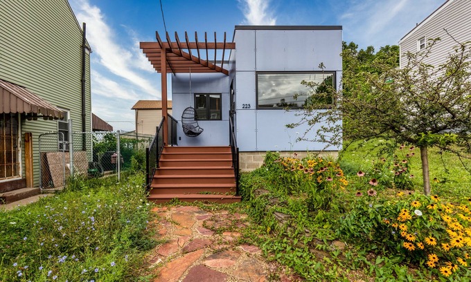 Pittsburgh Casa | Not so tiny house with full kitchen & patio swing
