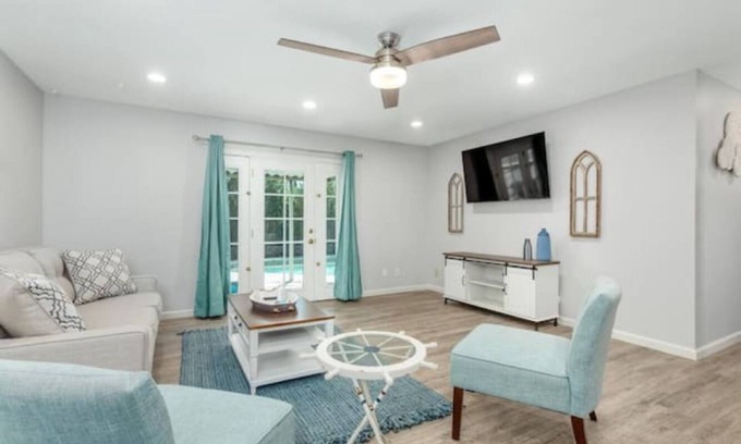 Clovis Casa | Noteworthy Nautical Niche | 4/2 w/ Pool & Garage