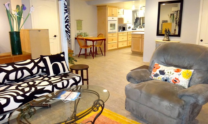 Eureka Casa | ¡Ya disponible! ¡NUEVO estudio grande en un vecindario fantástico para viajeros y perros!