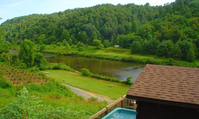 Laurel Springs Cabina | THE HIDEAWAY: cabaña romántica para dos personas con privacidad con vista al río con bañera de hidromasaje.