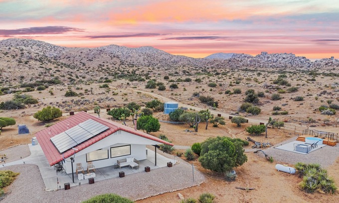 Pioneertown Casa | Now & Zen | Gym, Hot Tub and Views!