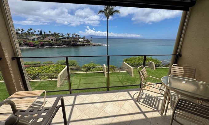 Napili Condominio | NP C22 Oceanfront Views 2BD Condo, Steps to Pool and Snorkeling at Honokeana Cove