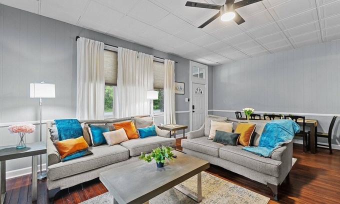 Downtown Casa | Retro Raleigh Downtown Flat Unit A~EV Chargers