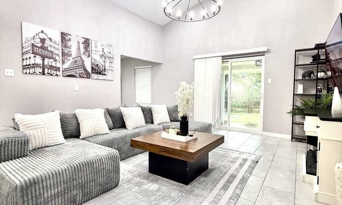 Southeast Houston Casa | NRG Stadium - Pool table, Patio, & Grill