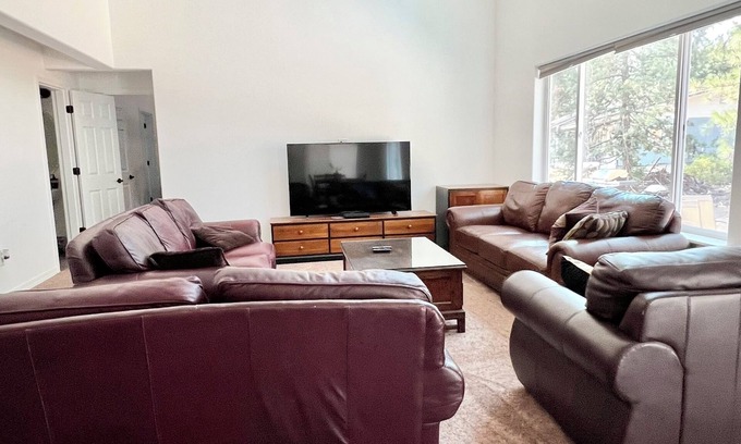 Deschutes River Woods Casa | Spacious 7 bedroom, 4.5 bathroom, 5-7 minutes to downtown