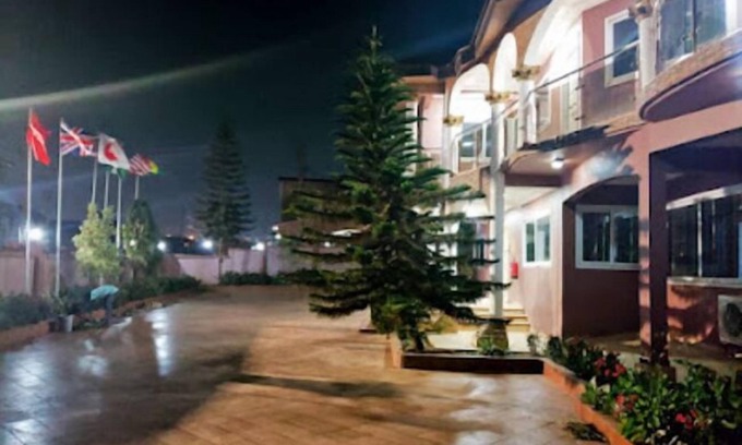 Ngleshi Amanfro Hotel | Nsuro Hotel