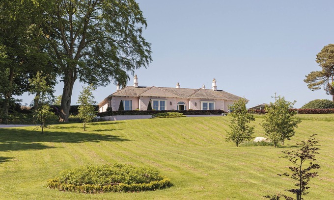 Omeath Cabina | Nucella Lodge and Coach House: A Charming Irish Retreat with Tranquility Ireland