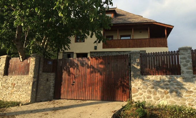 Oestii Paminteni Casa | Casa de vacaciones en Nucsoara, Arges, con una hermosa vista sobre el valle de Doamnei