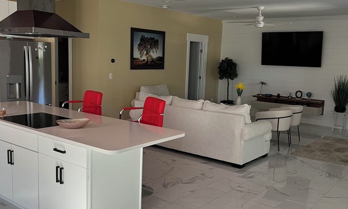Manteo Casa | Nueva y elegante casa a 1 milla del dowtown y 6 millas de las playas OBX