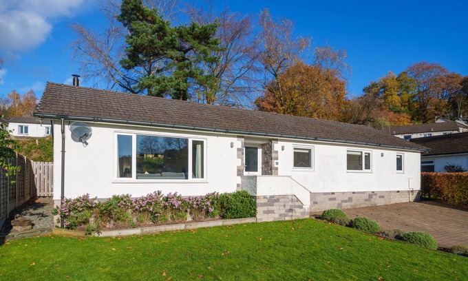Ambleside Casa | Number 5 - 4-Bed Bungalow with Parking & Garden