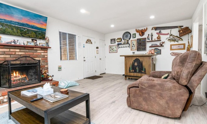 Big Bear Lake Casa | Nunu's Cabin - Beautiful cabin, close to ski resorts and town, Hot Tub and Board Games!
