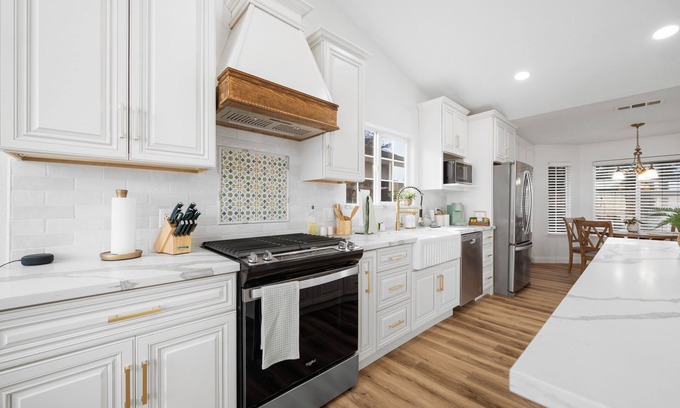 Greenacres Casa | NW Gem! Modern 4BR Home:Cozy Elegance, Near Parks, Dining & Easy Freeway Access