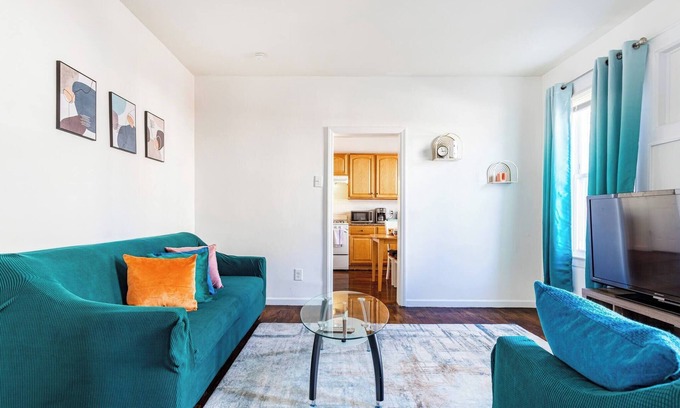 Ampere Cama Y Desayuno | Family Urban: 2BR, FREE Pkng, Airport & NYC Ease!